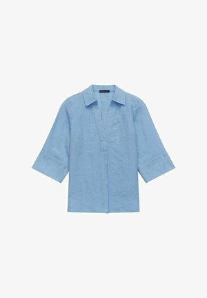 Vaaleansininen pellavablouse, jossa on V-pääntie, kaulus ja kolmasosa hihat. Suunnittelussa on rento istuvuus ja sileä tekstuuri.