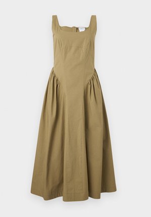 Rochie midi verde măsliniu fără mâneci, cu decolteu pătrat, corset mulat, talie adunată și fustă evazată pe fundal simplu.