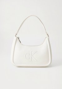 Mala de mão em couro branco com forma curvada, apresentando um logo 'cK' em relevo na frente e uma única alça para o ombro. Textura lisa.