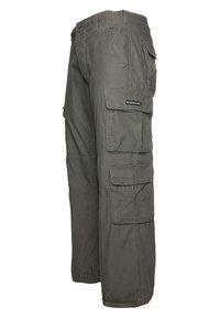 Khaki cargo kalhoty s několika kapsami, vyrobené z bavlněného materiálu, s volným střihem, rovnými nohavicemi a viditelnými švy.