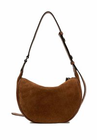 Borsa a spalla a forma di mezzaluna, marrone con texture, dotata di tracolla regolabile e chiusura con zip, mostrata su uno sfondo bianco.