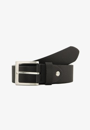 Zwart gestructureerde leren riem met een zilverkleurige rechthoekige metalen gesp en een enkele metalen klinknagel vlakbij het uiteinde.