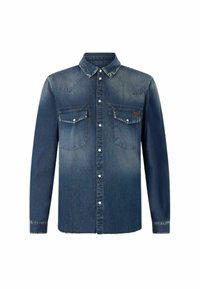 Camisa de mezclilla abotonada en azul oscuro, con cuello puntiagudo, dos bolsillos en el pecho y un ligero desgaste en los hombros y las mangas.