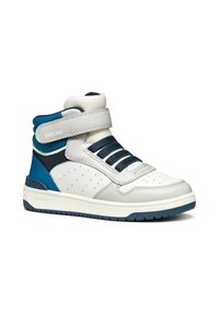 Zapatillas altas de cuero blanco con acentos en azul, que cuentan con una correa de velcro, cierre de cordones, detalles perforados y suela de goma.