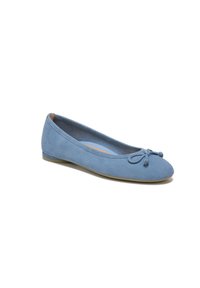 Hellblaue Wildleder-Balletschuhe mit runder Zehenpartie, Schleifendetail an der Vorderseite und einer subtilen, strukturierten Oberfläche. Flache Sohle für Komfort.