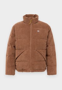Bruine corduroy pufferjack met hoge kraag, volledige ritssluiting aan de voorkant, twee schuin geplaatste voorzakken en klein rechthoekig logo op de linkerkant van de borst.