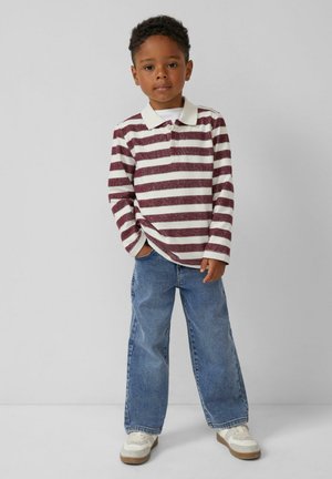 Langermige, bordeauxrode en witte gestreepte poloshirt met kraag, gecombineerd met blauwe denim jeans en witte sneakers. Eenvoudig, casual ontwerp.