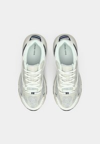 Λευκά αθλητικά παπούτσια με επάνω μέρος από δίχτυ και συνθετικά υλικά, με ναυτικό μπλε λεπτομέρειες, στρογγυλή μύτη και εμφανή κορδόνια. Το κείμενο γράφει "PIER ONE."