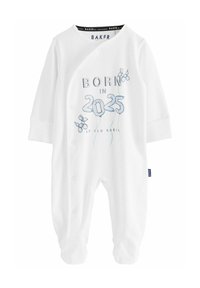Fehér babaromper hosszú ujjaival, patentos záródással, kék színben hímzett "BORN IN 2025" felirattal, léggömb grafikákkal és puha anyaggal.