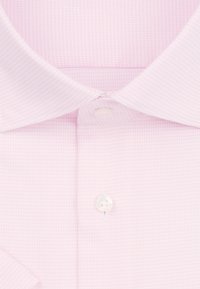 Camicia collare rosa, con texture, chiusura a bottone al collo e una tasca singola sul lato sinistro.