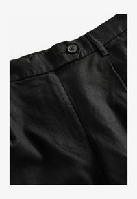 Seleccionado, black