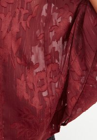 Next SHEER EMBROIDERED KIMONO - Skraistė  - berry red