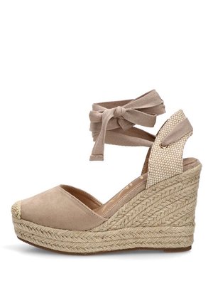 Alpargata beige de cuña con plataforma trenzada de yute y lazada para atar al tobillo en tela a juego y contrafuerte tejido.