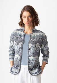 Zils rakstains džemperis ar izteiksmīgu apdari, kas piedāvā sarežģītus dizainus dažādos zilas krāsas toņos, apaļa kakla izgriezums un pogu aizdare.