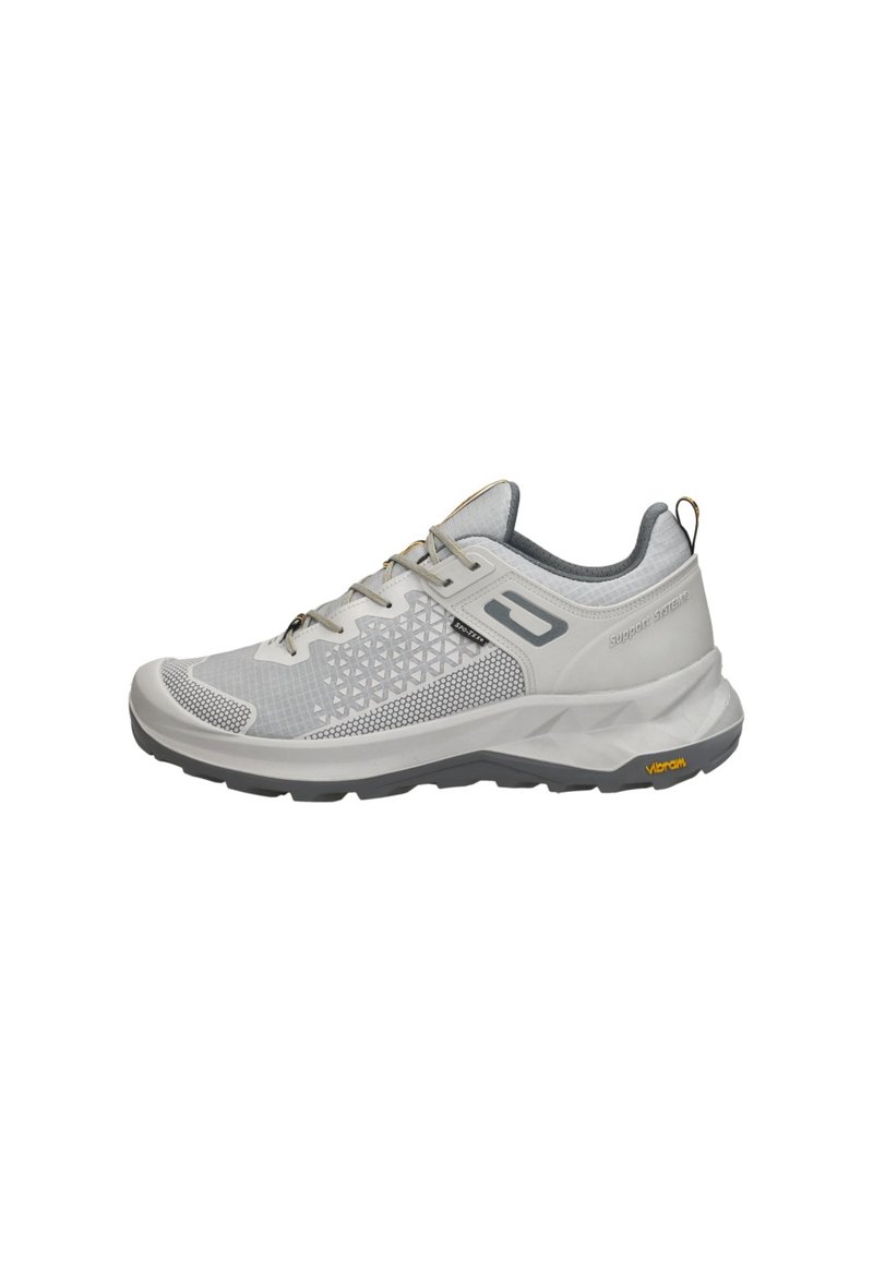 Lichtgrijze sportschoen met een bovenwerk van mesh, textuurelementen en een grijze zool. Voorzien van een vetersysteem en Vibram-merk op de zool.