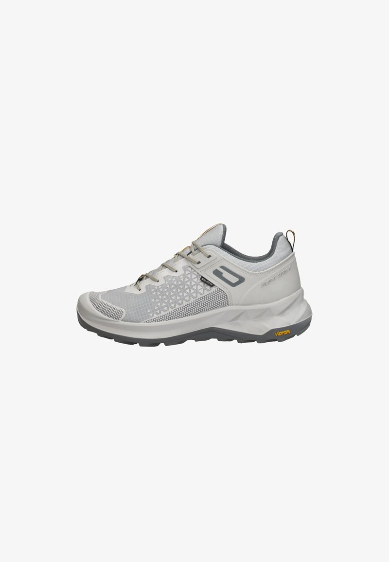 Lichtgrijze sportschoen met een bovenwerk van mesh, textuurelementen en een grijze zool. Voorzien van een vetersysteem en Vibram-merk op de zool.