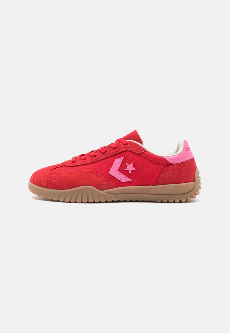 Røde ruskinds sneakers med lyserøde accenter, prydet med et stjernelogo, struktureret sål og snørebåndsdesign. Glat inderside, lavt snit.