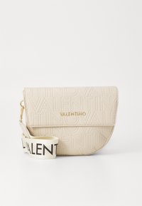 Beige leren schoudertas met gegraveerd "Valentino" logo, gouden hardware en een contrasterende geprinte schouderband met zwarte letters.