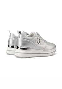 Scarpe da ginnastica metalliche argento con design testurizzato, caratterizzate da accenti perforati, un tallone lucido argentato e una suola intermedia bianca.