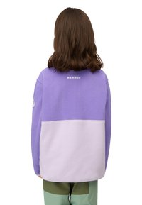 Pullover in pile di colore viola chiaro con una sezione superiore viola scuro, caratterizzato da un pannello inferiore chiaro a contrasto e un logo sulla parte posteriore.