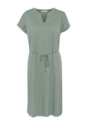 Zelené šaty s krátkym rukávom a V-výstrihom, so zaväzovaním v páse a volným strihom. Mäkka tkanina s hladkou textúrou a bočnými rozparkami na leme.