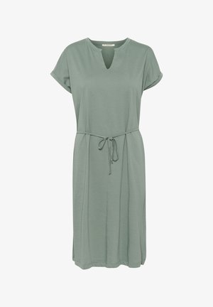 Zelené šaty s krátkym rukávom a V-výstrihom, so zaväzovaním v páse a volným strihom. Mäkka tkanina s hladkou textúrou a bočnými rozparkami na leme.