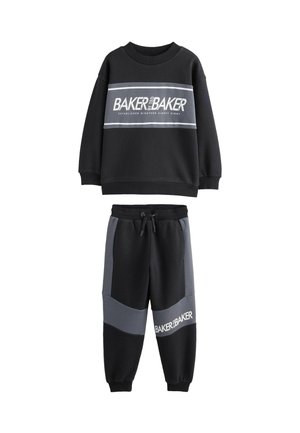 Schwarzes Sweatshirt- und Jogginghosen-Set mit einem grauen horizontalen Streifen und dem Text "BAKER by BAKER". Hergestellt aus weichem Stoff mit glatter Textur.