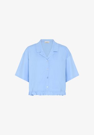 Gaiši zila kokvilnas īsa krekla blūze; ar īsām piedurknēm, apkakli, priekšējo pogu aizdari un viļņotu apakšmalu.