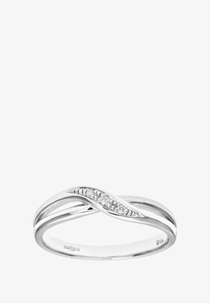 Anillo de oro blanco con un diseño entrelazado y una fila de pequeñas piedras preciosas transparentes a lo largo del centro, acabado suave y superficie pulida.