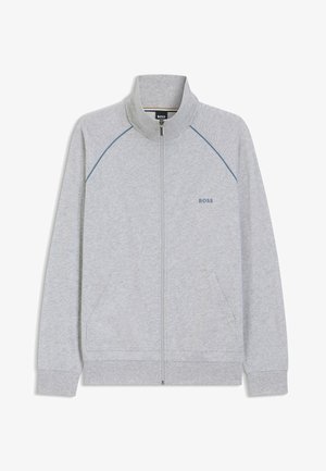 Veste zippée gris clair avec col montant, passepoil bleu aux épaules, poches avant et logo "BOSS" sur la poitrine gauche.