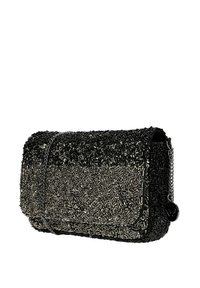 Černá korálková kabelka na ruku s texturovaným povrchem, vybavená řetízkem a klopovým uzávěrem. Obdelníkový tvar, kompaktní design.