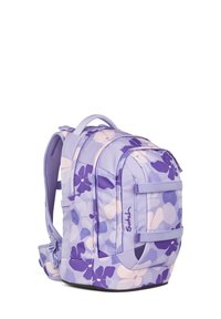 Sac à dos lavande avec un grand motif floral violet et rose clair, plusieurs compartiments, bretelles rembourrées et poche latérale.