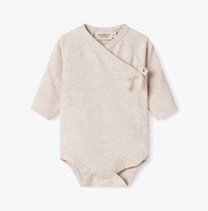 Bodysuit pour bébé à manches longues de couleur beige clair avec un design enveloppant, doté d'une fermeture à nouer, de boutons pressions et d'un tissu doux et texturé.
