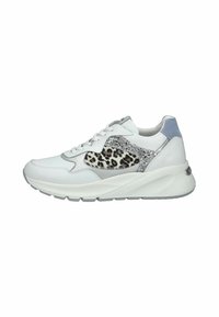 Sneakers bianchi con un pannello in stampa leopardata, dettagli glitterati e particolari in suede grigio. Presentano una spessa suola a zeppa bianca e una chiusura con lacci.
