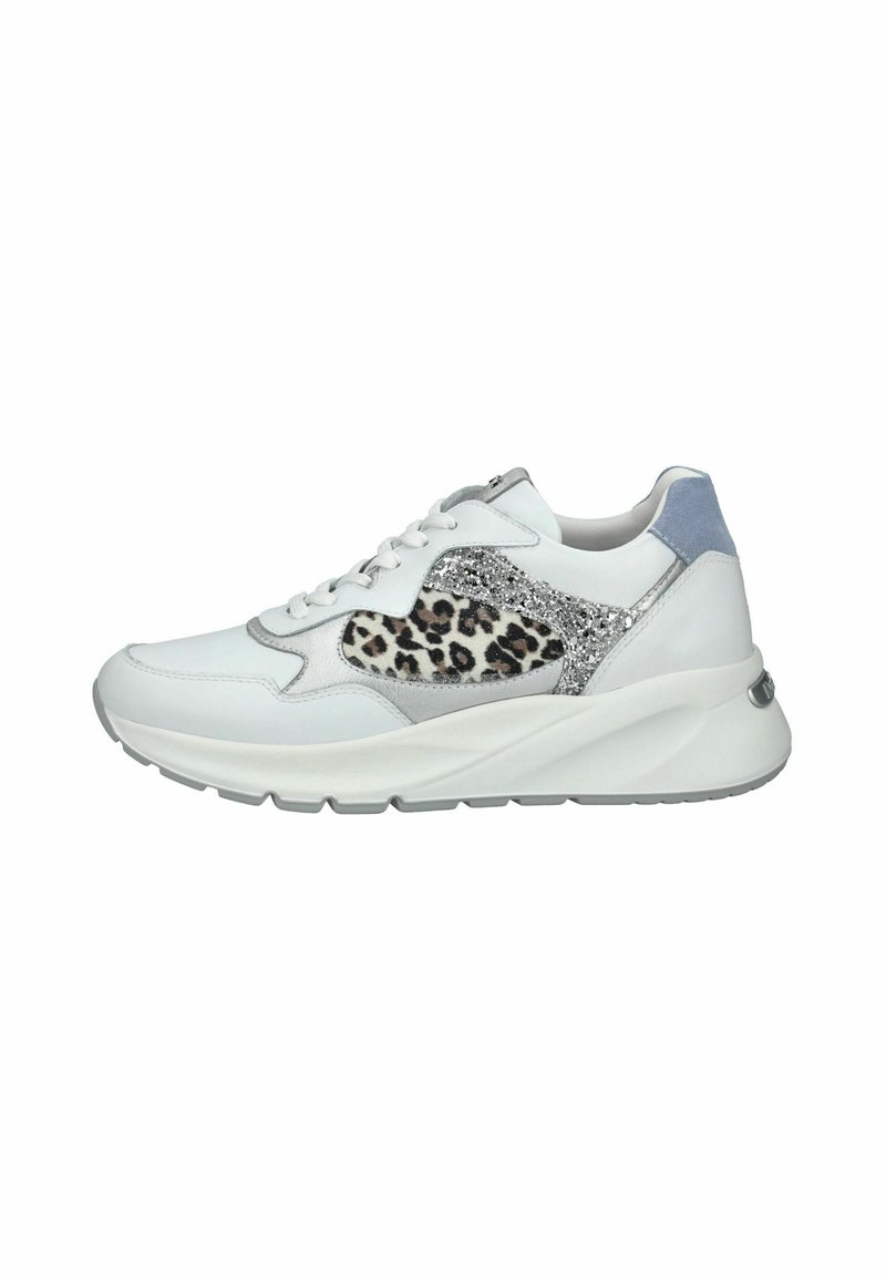 Sneakers bianchi con un pannello in stampa leopardata, dettagli glitterati e particolari in suede grigio. Presentano una spessa suola a zeppa bianca e una chiusura con lacci.