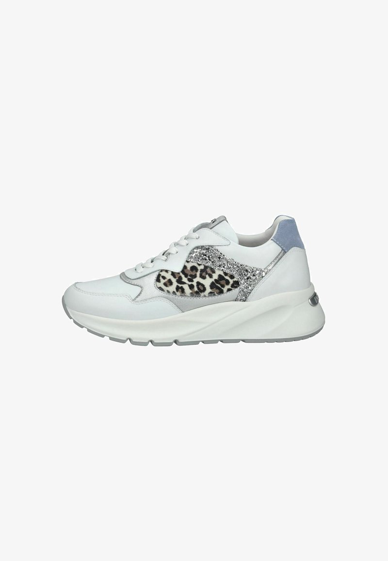 Białe sneakersy z panelami w panterkę, brokatowymi akcentami i szarymi zamszowymi detalami. Posiadają grubą, białą, wedge'ową podeszwę i sznurowane zapięcie.