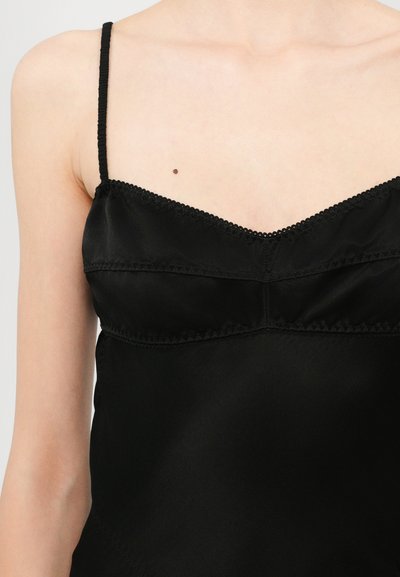 Camisón de satén negro con finas tiras ajustables, escote en V y delicado encaje en los bordes. Textura suave y diseño ajustado.