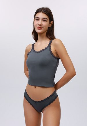 Grijze tanktop met kantaccenten bij de halslijn, gecombineerd met bijpassende grijze bikini onderkant met kant, gladde stof, strakke pasvorm.