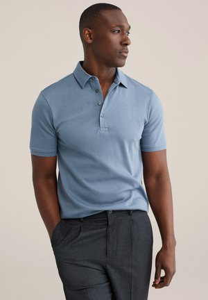 Blauw polohemd met korte mouwen en een drieknopsbies, met een gladde textuur, gecombineerd met donkergrijze broek met een slim fit en zijzakken.