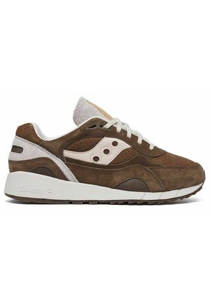 Brązowy zamszowy sneaker z białą śródpodeszwą i akcentami. Posiada perforowane detale, teksturowany obcas oraz zaokrąglony kształt noska. Zapięcie na sznurowadła.