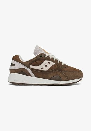 Sneaker in camoscio marrone con suola intermedia bianca e dettagli. Presenta dettagli traforati, tallone testurizzato e design con punta arrotondata. Chiusura con lacci.