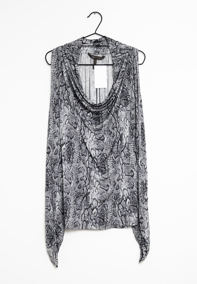Ärmlös topp med en cowl-halsringning, som har ett svart och vitt ormtrycksmönster. Tyget är slätt med en lätt lyster. Hänger på en krok.