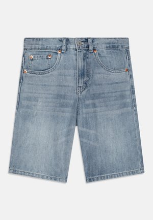 Lyseblå denimshorts med knap foran, lynlås, bæltestropper og fem-lomme-stil, lagt fladt på en hvid baggrund.