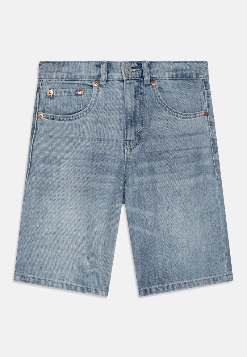 Short en jean bleu clair avec bouton sur le devant, fermeture éclair, passants de ceinture et style cinq poches, posé à plat sur fond blanc.