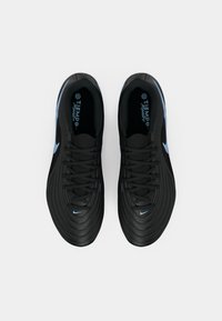 Μαύρα αθλητικά παπούτσια με υφή και κυματιστό σχέδιο. Διαθέτουν μπλε λεπτομέρειες και μαύρα κορδόνια. Η εσωτερική επένδυση είναι σκούρα, με ορατό το λογότυπο.