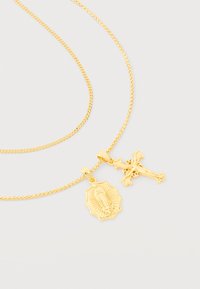 Δύο χρυσά κολιέ με μενταγιόν: το ένα με ακριβή μενταγιόν της Παναγίας, το άλλο με διακοσμητικό σταυρό.