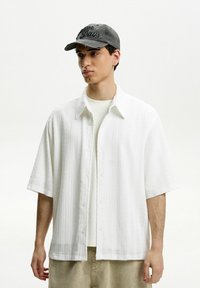 Bershka TEXTURED SHORT SLEEVE BOXY FIT - Košeľa - white