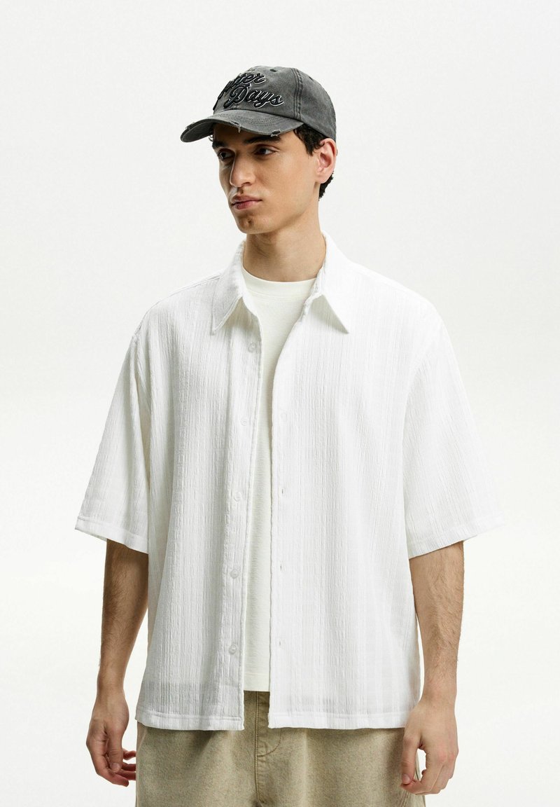 Bershka TEXTURED SHORT SLEEVE BOXY FIT - Košeľa - white