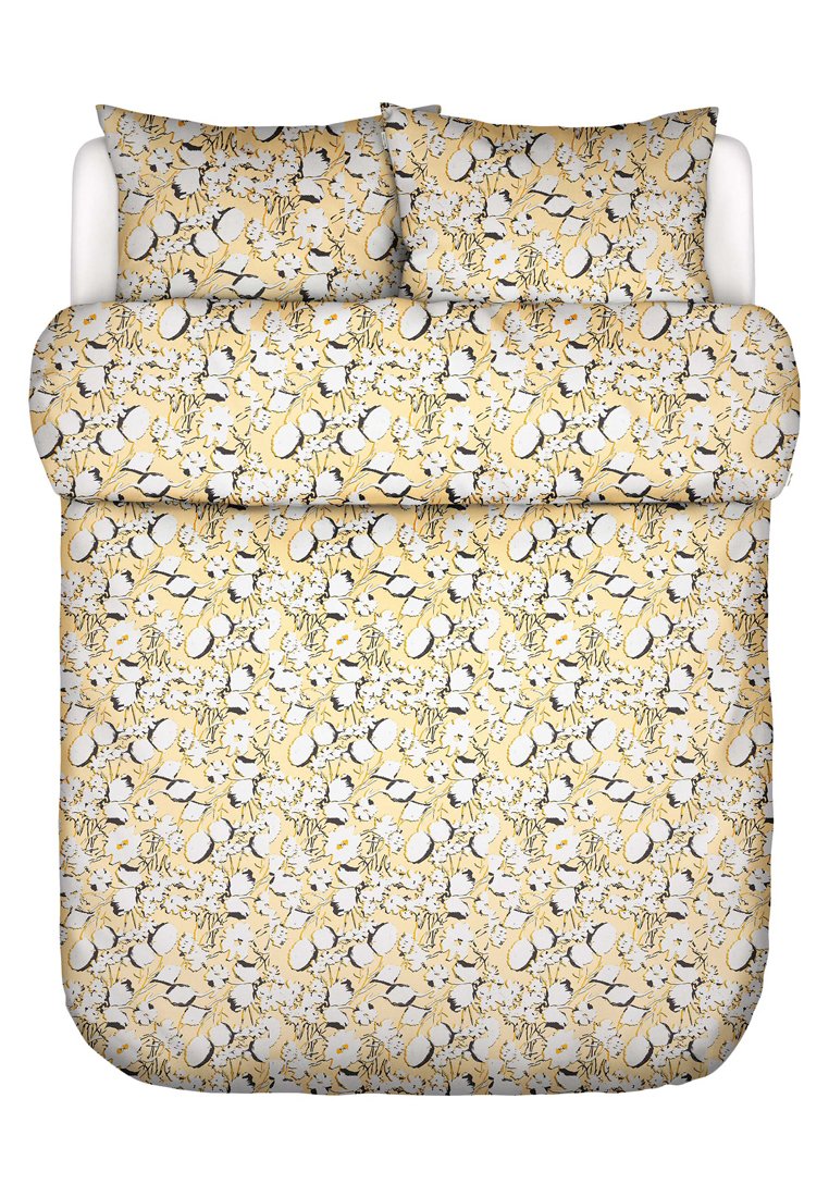 Doppelbett mit gelbem, blumenmusterbedrucktem Bettbezug und passenden Kissenbezügen, die weiße und graue Blumen mit schwarzen Umrissen zeigen.