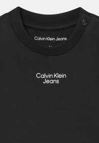 Calvin Klein Jeans STACK LOGO BABY UNISEX - Jednoduché tričko - ck black